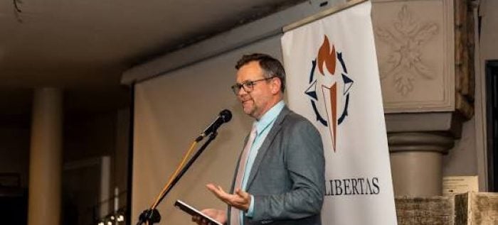 Lex Libertas reageer op rasgebaseerde beleid vir die huur van staatsplaasgrond
Die voorspaakgroep, Lex Libertas sê die regering se rasgebaseerde beleid vir die huur van staatsplaasgrond versterk die bewering dat minderhede in Suid-Afrika vervolg word.
Die organisasie berei ’n verslag voor en wil met die minister van Grondhervorming en Landelike Ontwikkeling vergader.
Dit volg nadat departementele advertensies vir staatsplase in Mpumalanga en die Wes-Kaap bepaal het dat slegs swart, Indiër- en bruin Suid-Afrikaanse burgers kan aansoek doen.
Lex Libertas se uitvoerende direkteur, dr. Ernst Roets, sê grondbeleid moet ekonomiese groei, voedselsekerheid en landelike werkgeleenthede bevorder, terwyl gelykheid voor die reg gehandhaaf word.
Fotokrediet: Instagram