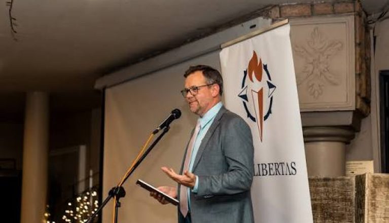 Lex Libertas reageer op rasgebaseerde beleid vir die huur van staatsplaasgrond
Die voorspaakgroep, Lex Libertas sê die regering se rasgebaseerde beleid vir die huur van staatsplaasgrond versterk die bewering dat minderhede in Suid-Afrika vervolg word.
Die organisasie berei ’n verslag voor en wil met die minister van Grondhervorming en Landelike Ontwikkeling vergader.
Dit volg nadat departementele advertensies vir staatsplase in Mpumalanga en die Wes-Kaap bepaal het dat slegs swart, Indiër- en bruin Suid-Afrikaanse burgers kan aansoek doen.
Lex Libertas se uitvoerende direkteur, dr. Ernst Roets, sê grondbeleid moet ekonomiese groei, voedselsekerheid en landelike werkgeleenthede bevorder, terwyl gelykheid voor die reg gehandhaaf word.
Fotokrediet: Instagram